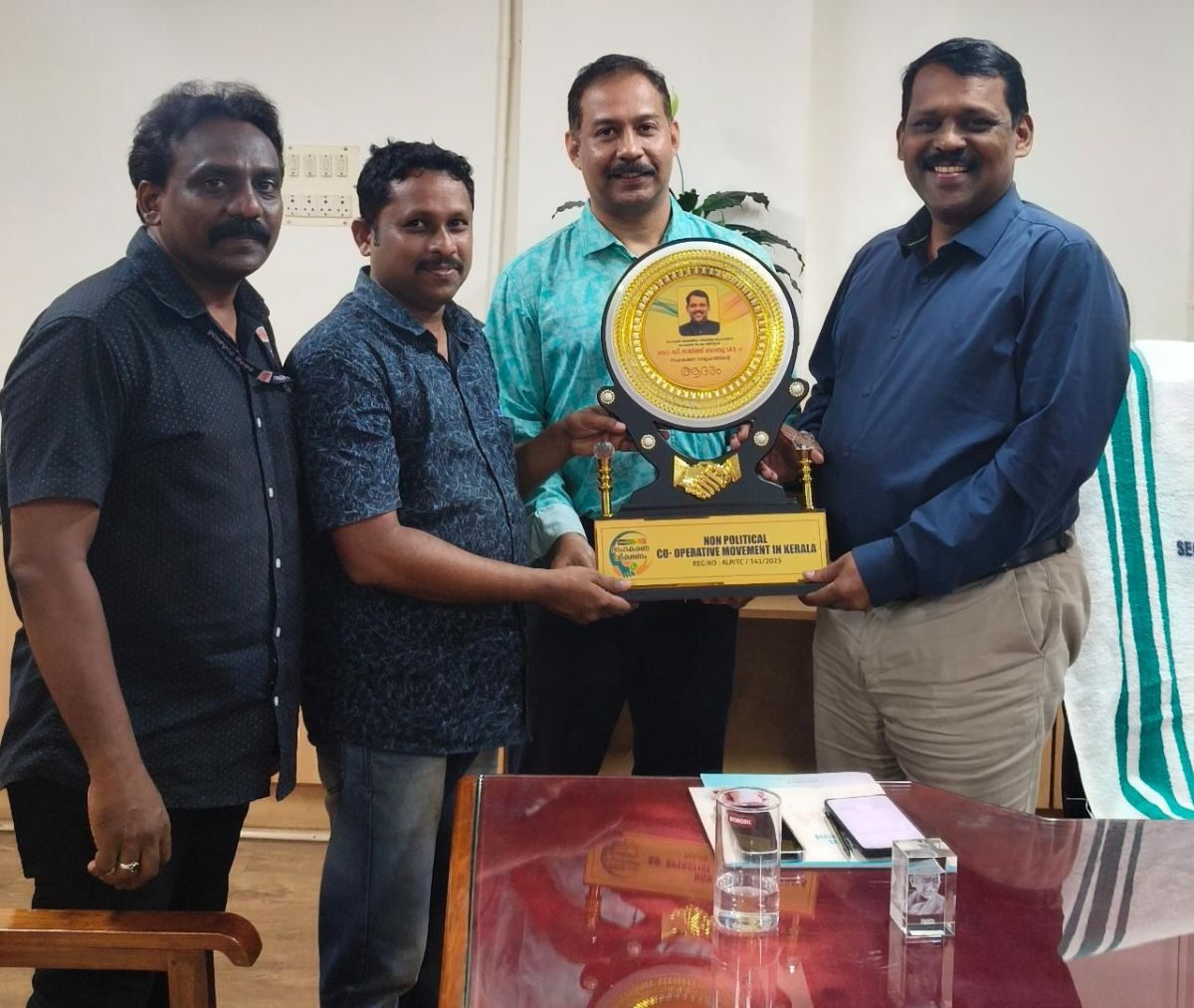 പൊതു വിദ്യാഭാസ വകുപ്പ് സെക്രട്ടറിയായി പ്രമോഷനായ  സഹകരണ സംഘം രജിസ്ട്രാർ ഡോ .ഡി സജിത്ത് ബാബു ഐഎഎസ് ന്  സഹകരണ വീക്ഷണം നൽകിയ ആദരം .