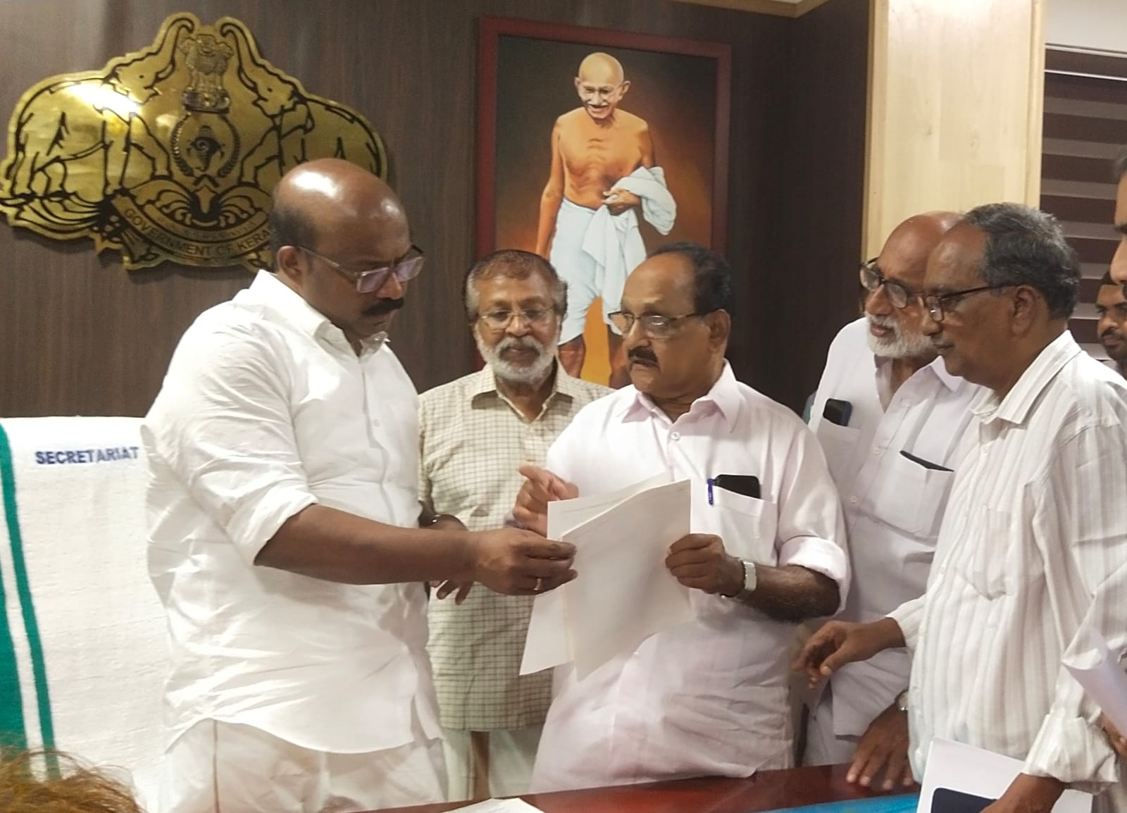 സഹകരണ വകുപ്പ് മന്ത്രിക്ക് അവകാശപത്രികനൽകി  