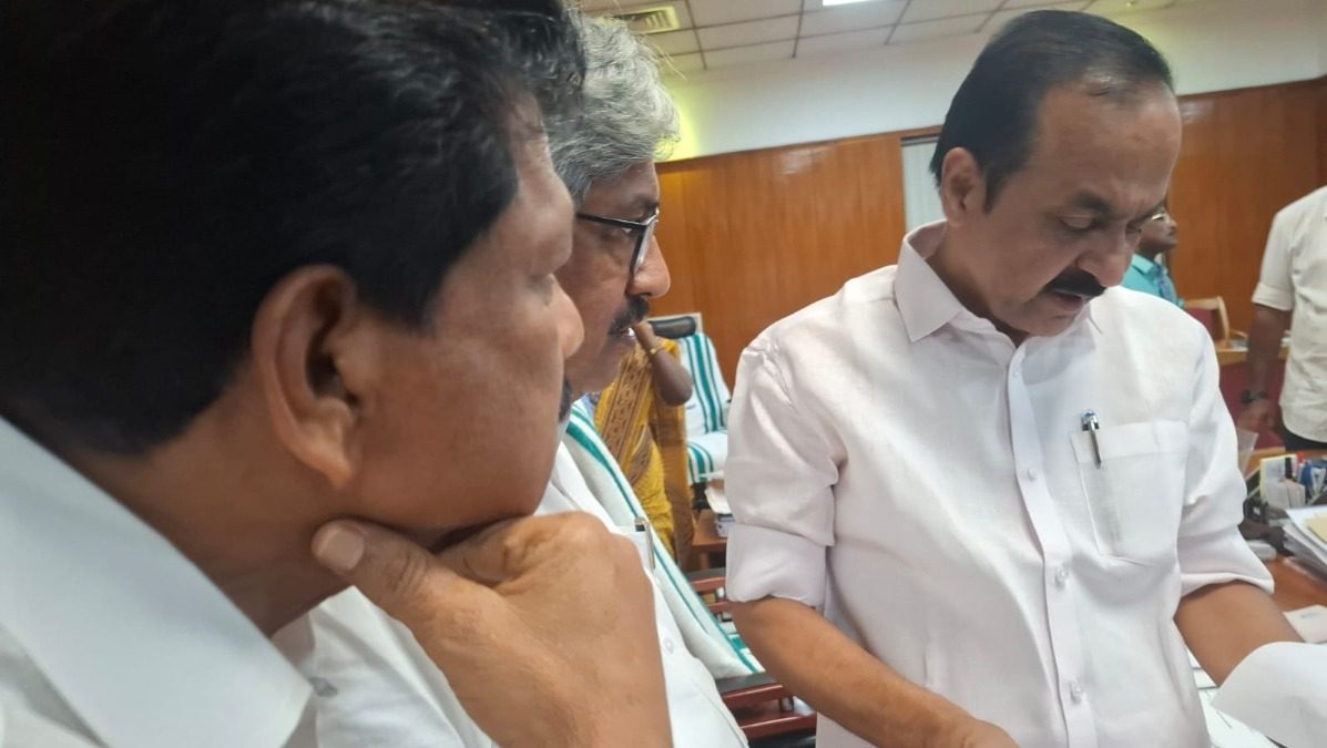 യുണൈറ്റഡ് കോ - ഓപ്പറേറ്റീവ് സൊസൈറ്റീസ് അസോസിയേഷൻ ഭാരവാഹികൾ മുഖ്യമത്രിയെ കണ്ട് അവകാശ പത്രിക സമർപ്പിച്ചു 
